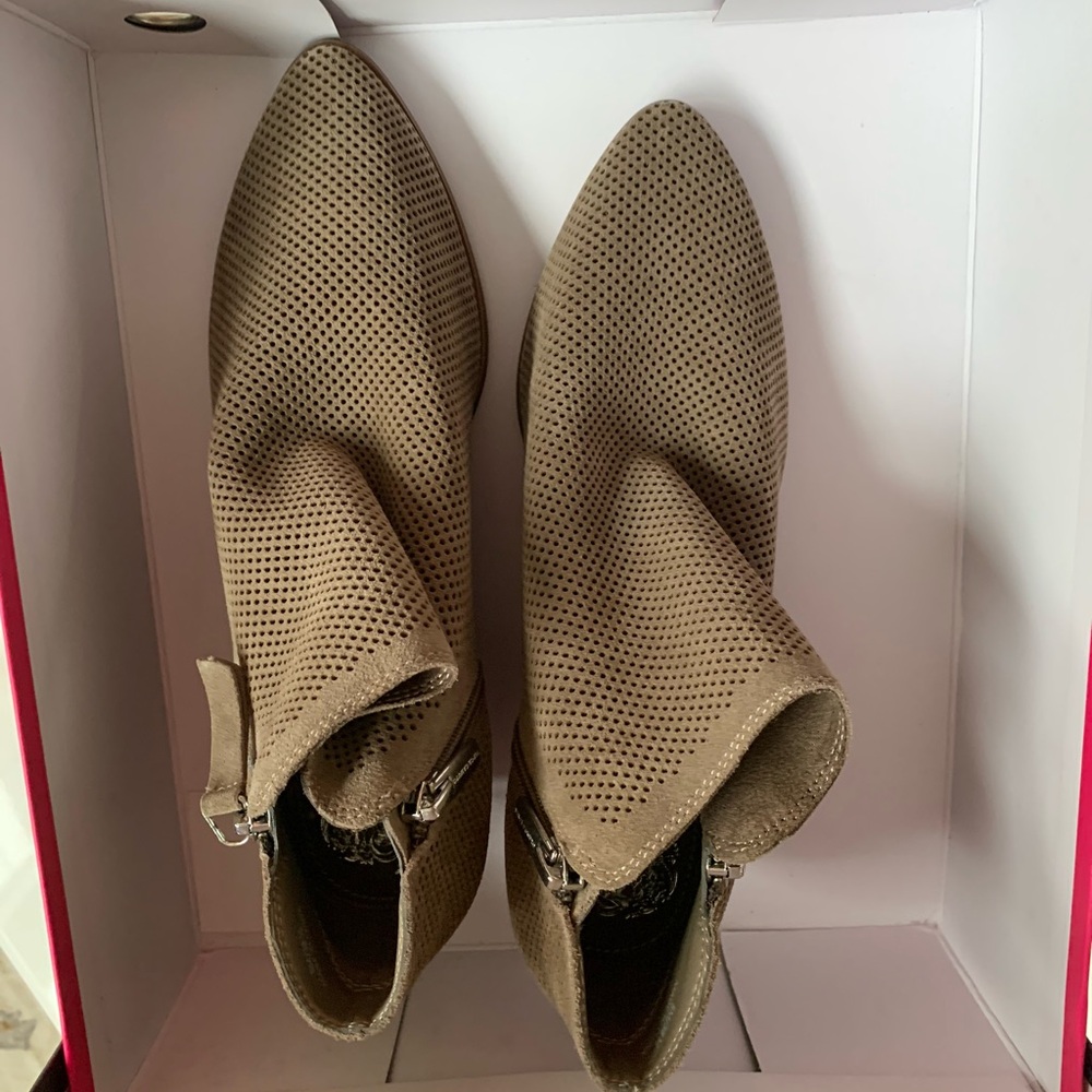 Vince Camuto Foxy Verona Bootie size 8M Tan